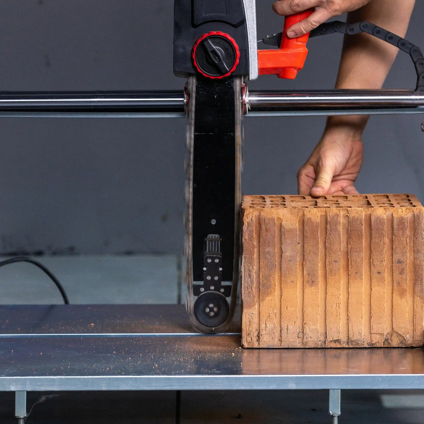 E4006 Leichtziegel-Schneidemaschine mit 2300-W-Motor und 300 mm Schnitttiefe