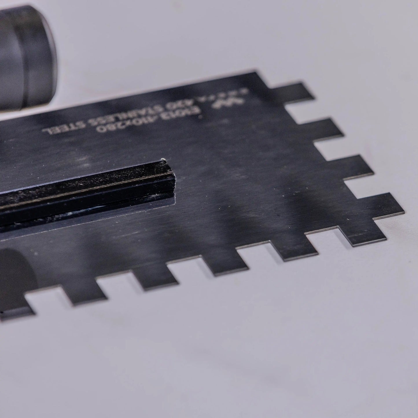 E1013 Inox gleterica za lepak – 12mm zubi